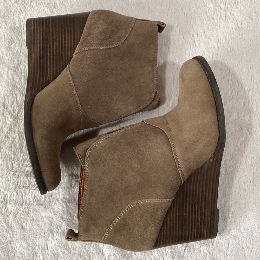Lucky Brand Yasmin Tan Wedge Booties Size 10M - Picture 3 of 9